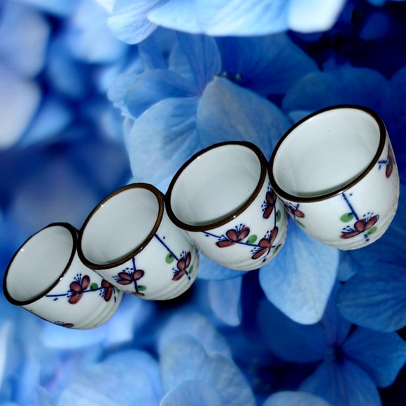 4 Japanese Ceramic Sake Cups with Floral Pattern and Marked on the Bottom - Picture 3 of 4